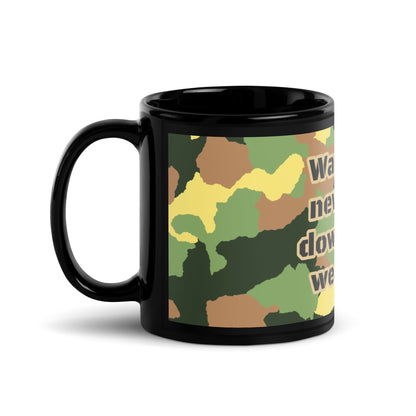 Mug noir brillant Army Camo - Les guerriers ne déposent jamais leurs armes
